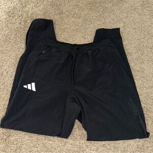 NWT Adidas TRAIN ESSENTIALS SEASONAL WOVEN TRAINING PANTS Size S